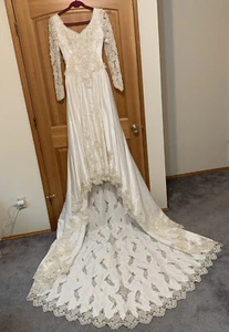 Vintage Venus Wedding Dress Lace Beaded Long Train & Sleeves Small 32” Chest - Picture 1 of 12