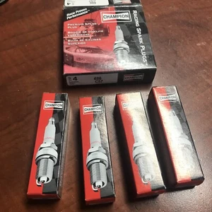 New OEM Parts Box Of 4 Champion C57 - CCH686 Per Aprilia RS Racing Spark Plugs - Foto 1 di 6