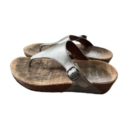 Sandalias ajustadas FitFlop para mujer plateadas con correa metálica plantilla de corcho talla 8 Foto 1 de 4