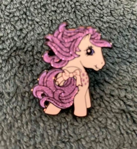 Spilla smaltata My Little Pony classica glitter BLUEBELLE + scatola - Foto 1 di 2