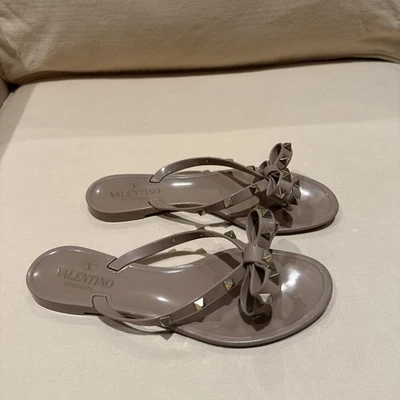 Sandalias chanclas de gamuza Valentino Garavani Rockstud Jelly Bow de segunda mano talla 37 Foto 1 de 4