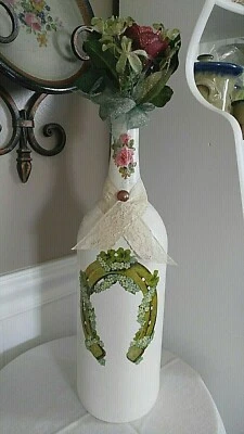 Botella de vino pintada a mano marfil con tinte de papel alemán cortes rosa brillante floral      Foto 1 de 4