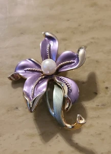Vintage Lila Emaille Lilie Blume Elegant Floral Brosche Anstecknadel Kunstperle Mid Century - Bild 1 von 6