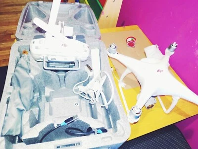 DJI Phantom 4 Drone - White (PHANTOM4) with one broken leg but still flies - Image 1 of 4