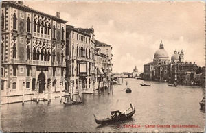 Postal antigua del Gran Canal de Venecia desde la vía fluvial principal de la Academia - Imagen 1 de 2