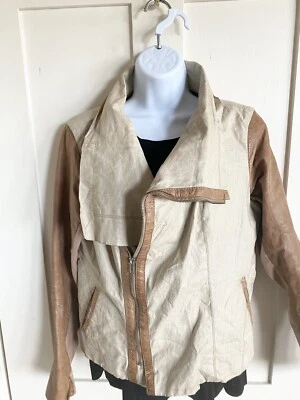Chaqueta JAKETT Katherine Beige Lino y Cuero Cuello Drapeado Cremallera Asimétrica L $499 Foto 1 de 4