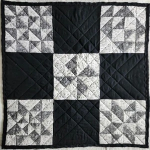 Colgante de pared/mesa acolchado blanco y negro hecho a mano 24 pulgadas - Imagen 1 de 3