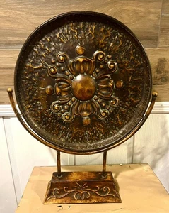 Bellissimo grande medaglione in metallo ornato su supporto ombreggiato marrone decorazione martellata 26,5" - Foto 1 di 9