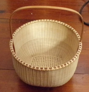 CESTA REDONDA ESTILO COCTELERA FINAMENTE TEJIDA A MANO CON ASA - Imagen 1 de 16