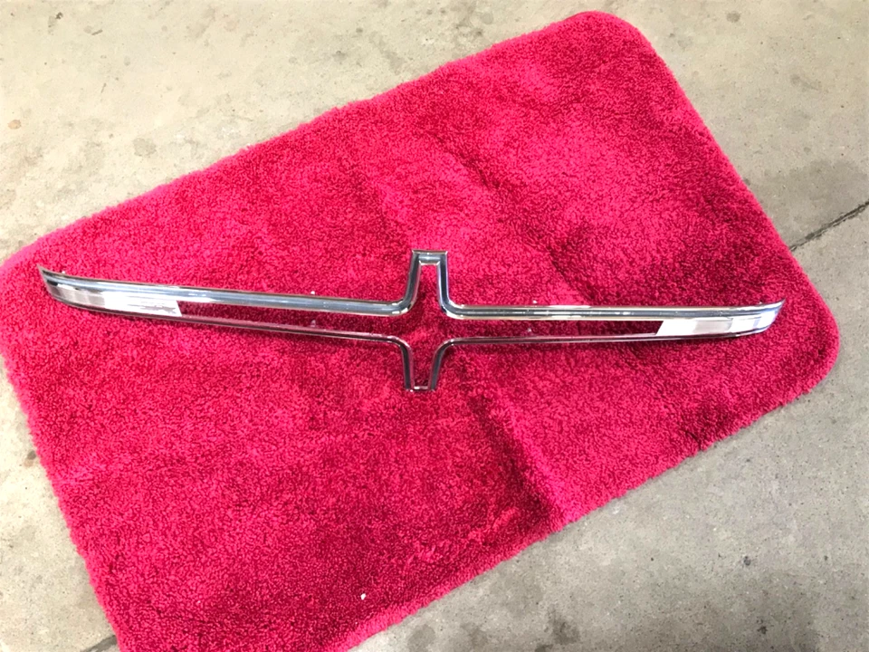 Chrysler 300 1965 rejilla central bisel cromado no. 2524236 Foto 1 de 4