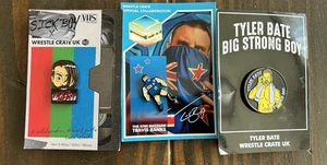 3x Caja de lucha Reino Unido Metal Solapa Pin Insignias WWE Lucha libre Tyler Bates Etc - Imagen 1 de 4