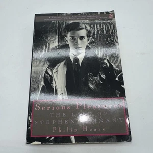 Serious Pleasures: The Life of Stephen Tennant - paperback Hoare, Philip - Foto 1 di 10