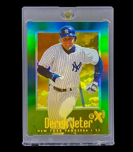 DEREK JETER GREEN REFRACTOR HOLO RAINBOW Chrome Non Auto - YANKEES - Picture 1 of 6