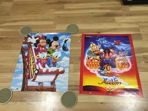 Par de pósters de Disney de 16x20" de película de Aladdin y montaña rusa de Mickey, Minnie - Imagen 1 de 12