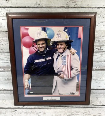 Винтажная фотография Джо Торре с мэром Рудольфом Джулиани 11 сентября с автографом в рамке - Изображение 1 из 4