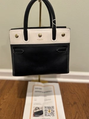 Bolso Burberry Hecho en Italia Banner en Cuero Azul y Negro Blanco Contraste Foto 1 de 4