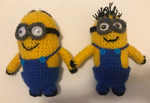 Dos (2) 8"" Despicable Me Minions Hecho a Mano Crochet Tejido Peluche Animal de Peluche (J) - Imagen 1 de 6