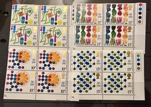 GB 1977 British Achievement in Chemistry raffic Lights MNH BLOCK OF 4 - Picture 1 of 1