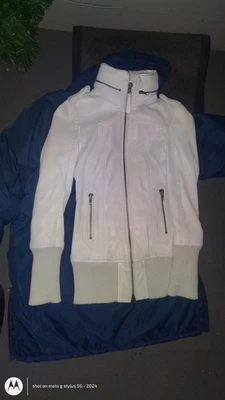 Cuero de piel de cordero blanco flexible Mackage para Aritzia XS con capucha de polizón Foto 1 de 4