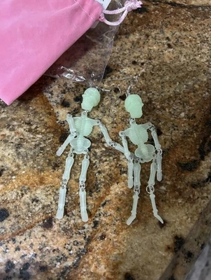 Pendientes esqueleto que brillan en la oscuridad Foto 1 de 3