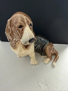 *VINTAGE*Charm of Creamware sitting Bassett Hound Heredities England 4"x5" long - Picture 1 of 7