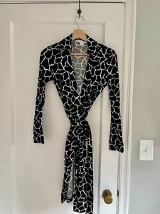 DIANE von FURSTENBERG New Jeanne Two Giraffe Spot Black Wrap Dress Size 2 - Picture 1 of 3