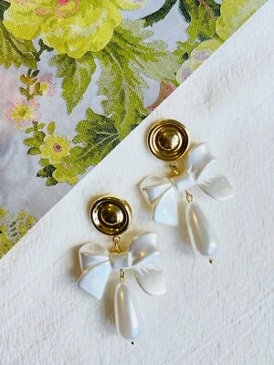 Elegantes pendientes perforados grandes con cinta de lazo de nudo blanco con gota de agua para mujer Foto 1 de 4