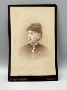 Hermosa foto de tarjeta de gabinete de joven dama de Newark, NJ H. Schumacher Studio - Imagen 1 de 6
