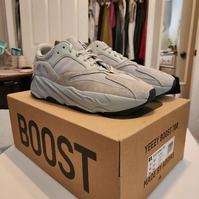 Yeezy Boost 700 sal/sal/sal Foto 1 de 4