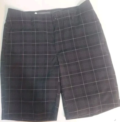 Bermuda de golfe Grand Slam Performance masculina tamanho 32 preta com xadrez cinza costura interna 10” - Imagem 1 de 4