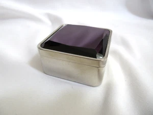 Caja de baratijas de metal plateado de papiro con fieltro de piedra de vidrio púrpura usada en excelente estado - Imagen 1 de 4