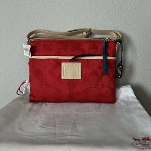 Neu mit Etikett Coach Legacy Weekend Colorblock Signatur Nylon Hippie Swing Tasche Rubin/Blau - Bild 1 von 8