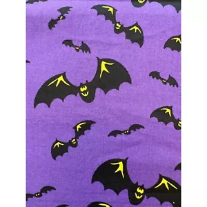 Tela - Murciélagos voladores de Halloween sobre fondo púrpura 100 % algodón por yarda - Imagen 1 de 6