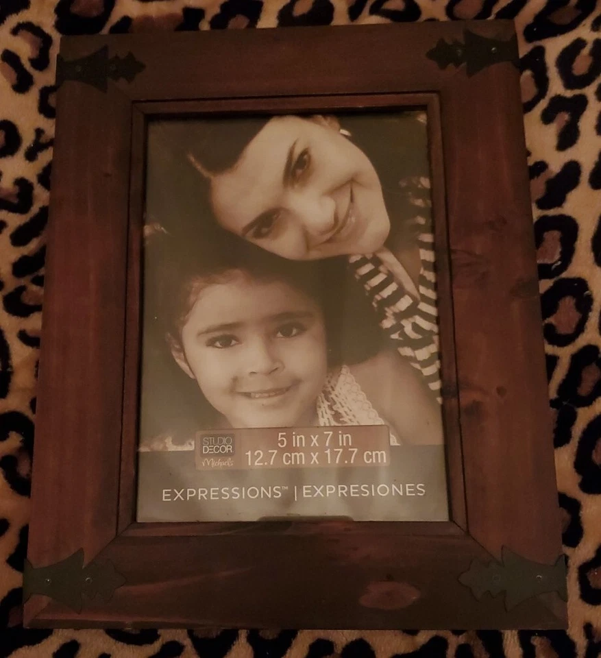 1x  Expressions Wood Picture Frame 5x7 - Image 1 of 1