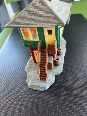 ATLAS HO scale assembled signal tower neatly built w/ a missing piece of roof - Image 1 of 4