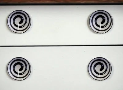 Juego de ocho perillas de tirador de cajón de cerámica y metal blanco y negro Foto 1 de 4