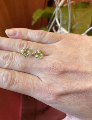 Pedras preciosas verdes de ametista corte trilhão combinando - Imagem 1 de 4