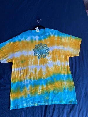 Camiseta XL Hecha a Mano Azul Amarillo Rayas Tie Dye con Lámina Envejecida Mandala Foto 1 de 2