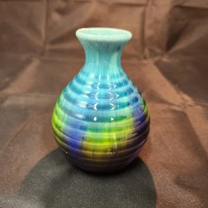 Jarrón vintage Norleans pequeño de cerámica de 4" de alto hermosos colores en cascada - Imagen 1 de 9