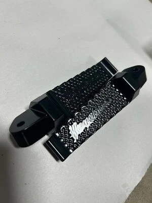 LIQUIDACIÓN ESTRIBERAS TRASERAS NEGRAS SÓLIDAS GRABADAS 1999-2007 SUZUKI HAYABUSA Foto 1 de 4