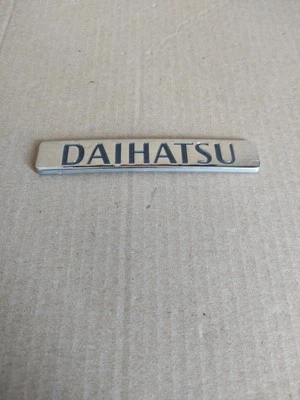 DAIHATSU SIRION 2007 MALETERO TRASERO PORTÓN TRASERO LETRAS PARRILLA INSIGNIA - Imagen 1 de 4