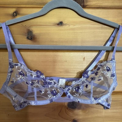Sujetador en Encaje Púrpura Diseño Floral Inalámbrico Talla Pequeña Foto 1 de 4