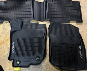 TOYOTA RAV4 2018-2024 ORIGINAL DE FÁBRICA OEM TODO TIPO DE CLIMA JUEGO DE ALFOMBRILLAS OEM - Imagen 1 de 14