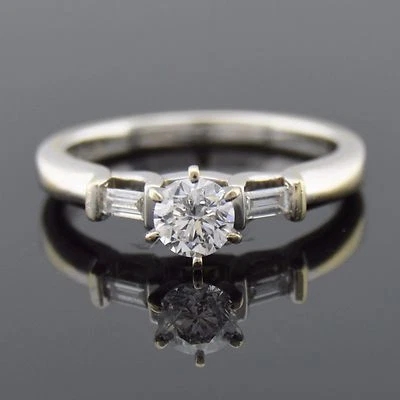 Anillo de compromiso solitario de diamantes Estate de 0,49 quilates de oro blanco de 14 k con diamantes de color 'F' Foto 1 de 4