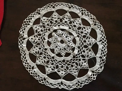 Oma's Tischdeckchen Spitzen-Tischdecke beige ca. 46cm Häkeldecke - Handarbeit - Bild 1 von 2