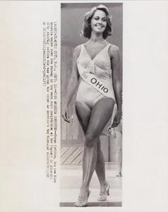 1977 Press Photo Miss America 1978 Susan Perkins Walks Runway in a Bathing Suit - Photo 1 sur 2