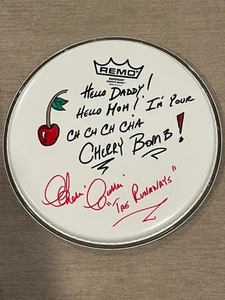 Cherie Currie von den Ausreißer handsigniert & gezeichnet mit Kunstwerk 10" Trommelfell - Bild 1 von 4