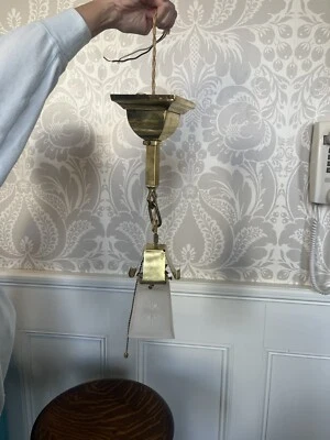 Colgante de latón Arts Crafts Mission circa 1910 con rueda de enchufe Hubble pantalla de corte Foto 1 de 4