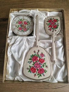 VINTAGE FORTUNA BESTICKTES SCHMINKTISCH-SET MIT UHR, BOX, ALTE GARANTIE. - Bild 1 von 9