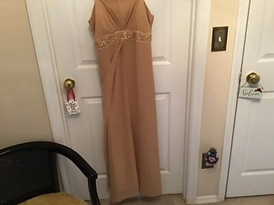 Vestido de noche formal Juliet Fashion Milex beige con adorno debajo del busto 2x Foto 1 de 4